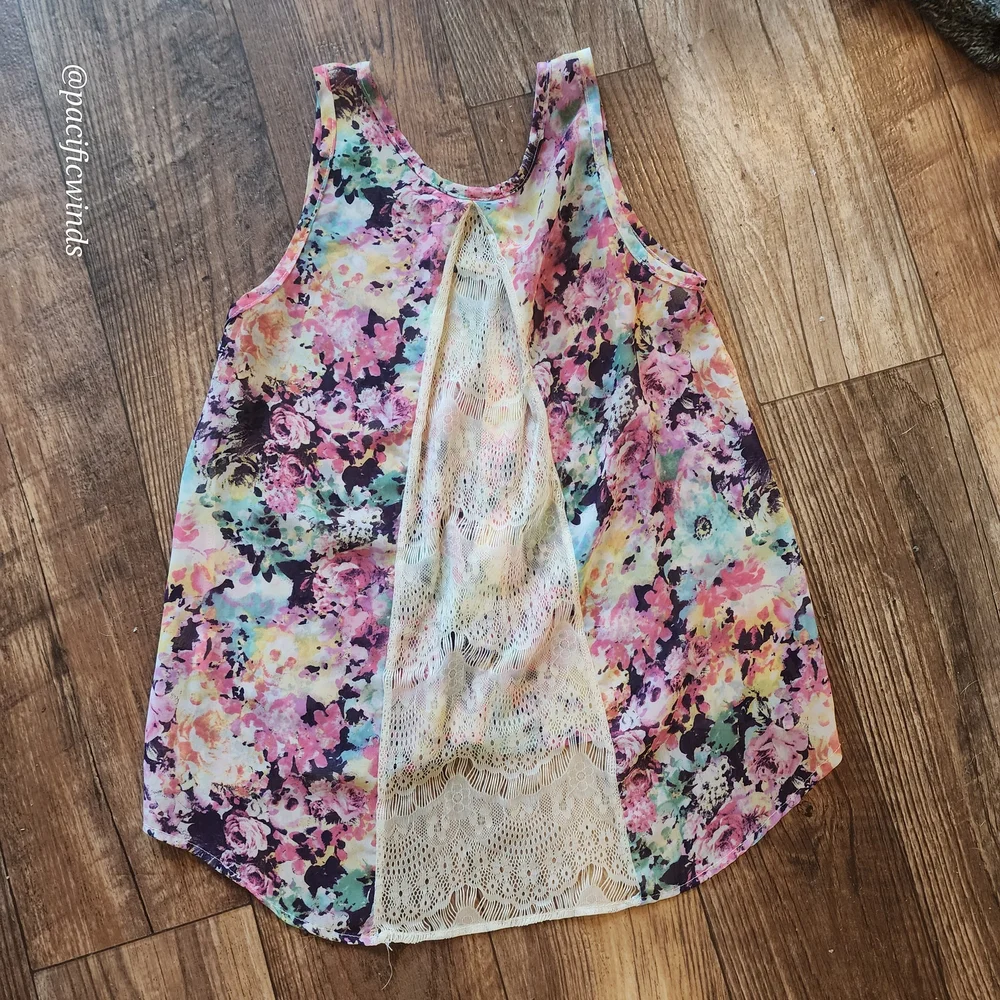 Vibrant Floral Sleeveless Blouse with Lace Accent XS